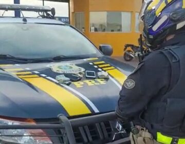 Flagrado com R$ 14 mil de roubo à família, assaltante tenta subornar policiais rodoviários