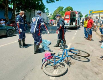 Motorista abre a porta, atinge ciclista e mulher é morta por ônibus