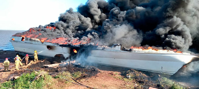 Incêndio destrói catamarã de R$ 8 milhões