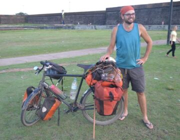 Após pedalar mais de 50 mil quilômetros, ciclista canadense chega ao Amapá