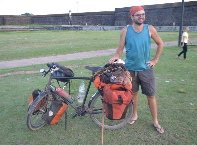 Após pedalar mais de 50 mil quilômetros, ciclista canadense chega ao Amapá