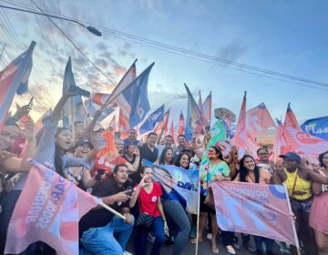 Em 1º dia de campanha de rua, Clécio e Davi fazem caminhada