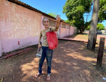 A triste história de Maria, a idosa que tem zelo por sua calçada