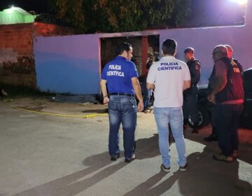 Dupla surge por trás de casa e mata homem com 10 tiros