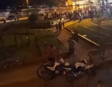 Jovem é baleado e morto em praça por dupla em bicicleta