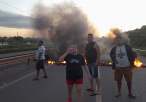 Há dias sem água, moradores do Macapaba interditam BR-210 em protesto