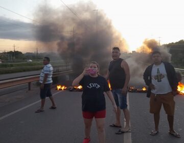 Há dias sem água, moradores do Macapaba interditam BR-210 em protesto