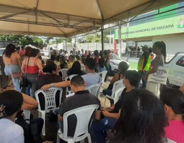 Por piso salarial de 2020, professores de Macapá entram no segundo dia de protesto