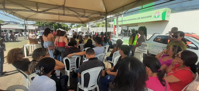 Por piso salarial de 2020, professores de Macapá entram no segundo dia de protesto