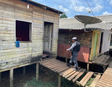 Após se esconder em casinha de cachorro, suspeito troca tiros com PMs e morre