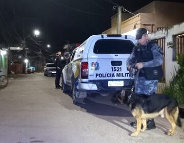 Forças policiais encontram 16 kg de drogas enterrados sob caroços de açaí