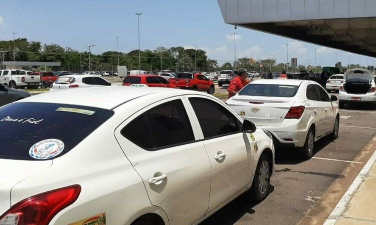 Randolfe denuncia atraso do auxílio emergencial a taxistas de Macapá