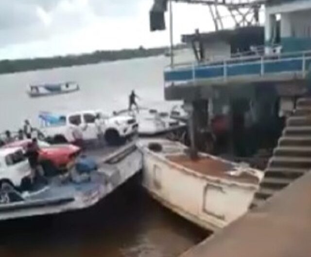 VÍDEO: Balsa esmaga barcos em Santana