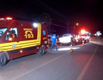Motociclista morre ao se chocar com poste de semáforo