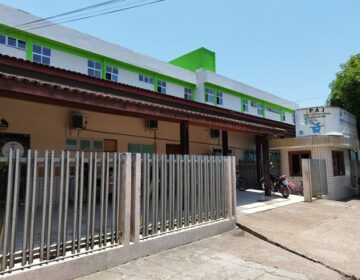 Menino de 3 anos baleado pelo irmão gêmeo luta pela vida em UTI