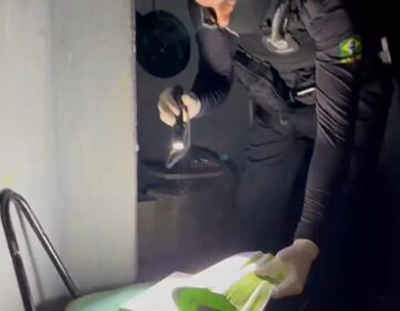 Delegado tem prisão mantida e será transferido