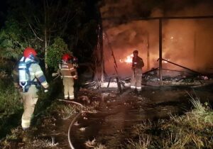 Raio causa incêndio e destrói casa no Curiaú
