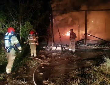 Raio causa incêndio e destrói casa no Curiaú