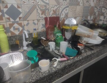 “Banho” com lenço umedecido e louça suja: o que faz a falta de água em Macapá