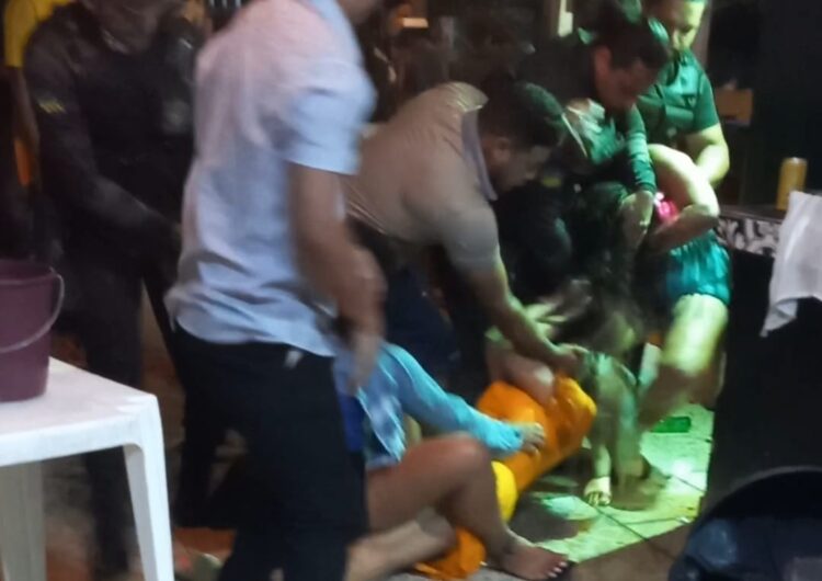 Homem é filmado agredindo mulher em bar de Oiapoque
