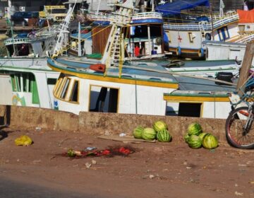 Bandidos invadem e roubam ocupantes de embarcação atracada na orla