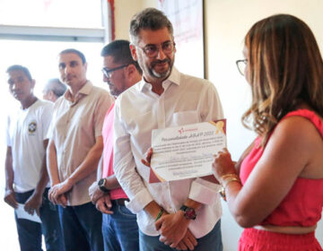 ‘Diziam que a saúde não tinha jeito’, diz Clécio ao receber homenagem de ostomizados