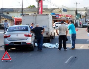 Morte no trânsito: homem teria se atirado na frente de carro
