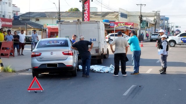 Morte no trânsito: homem teria se atirado na frente de carro
