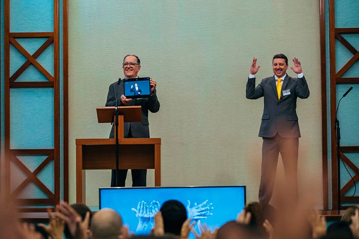 Testemunhas de Jeová lançam a 1ª Bíblia em linguagem brasileira de sinais