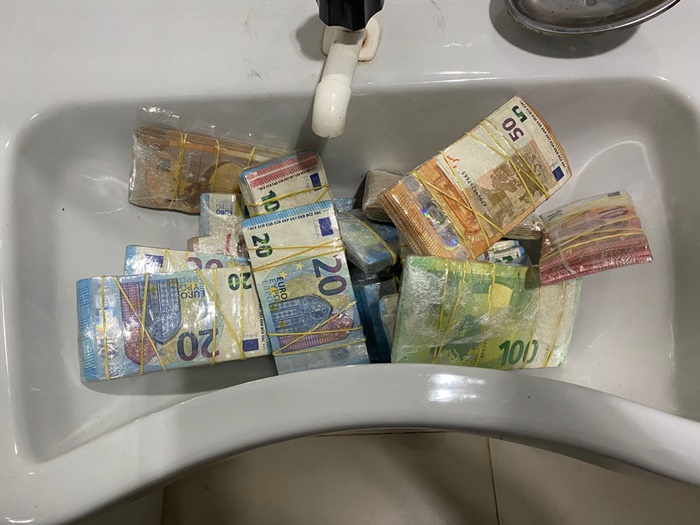 Mulher escondia R$ 208 mil no corpo em notas de euro