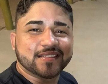 Em moto, rapaz morre ao colidir de frente com carro; motorista foge