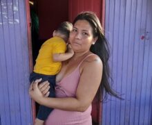 “Desafio acalmar o filho”, diz mãe em área invadida por esgoto de habitacional
