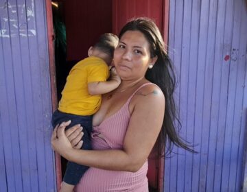 “Desafio acalmar o filho”, diz mãe em área invadida por esgoto de habitacional