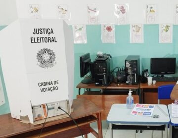 Eleitora é presa ao tirar fotos da urna na hora de votar