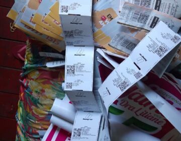 Santinhos e ingressos para shows estavam em casa de membro de facção, diz PM