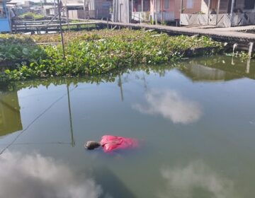 Um dia depois de tiroteio, corpo com 13 perfurações flutua em lago