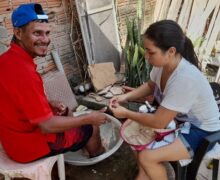 Amigos promovem “dia de beleza” para rapaz com epilepsia