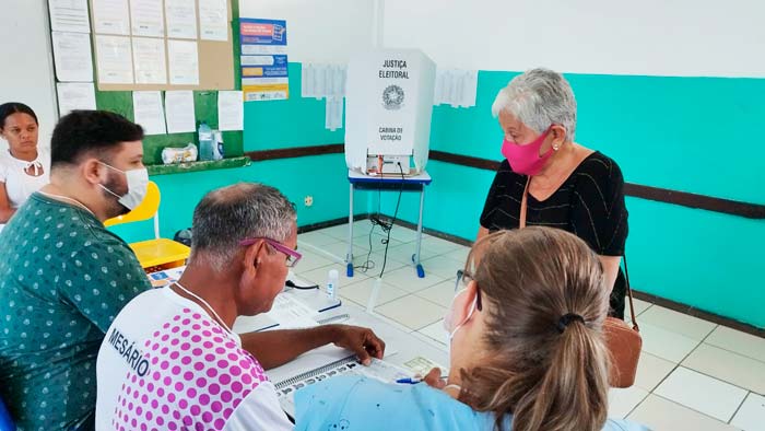 “Pelo futuro dos meus netos”, diz eleitora de 72 anos isenta de votar