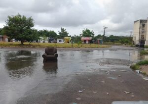 Macapaba: moradores põem sofá para avisar sobre buracos encobertos por água de esgoto