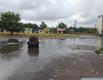 Macapaba: moradores põem sofá para avisar sobre buracos encobertos por água de esgoto