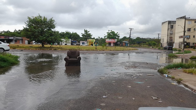 Macapaba: moradores põem sofá para avisar sobre buracos encobertos por água de esgoto