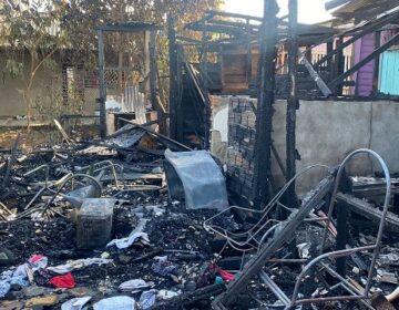 Sem ter pra onde ir, moradores de casa incendiada esperam doações