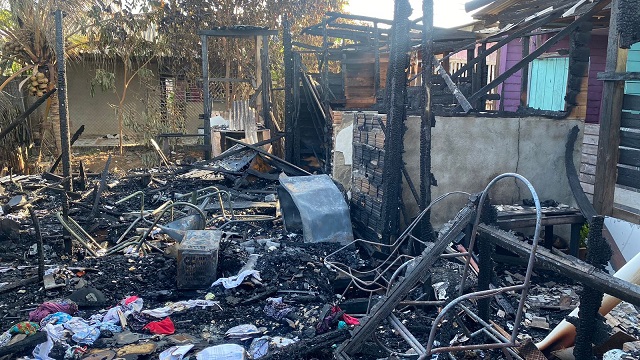 Sem ter pra onde ir, moradores de casa incendiada esperam doações