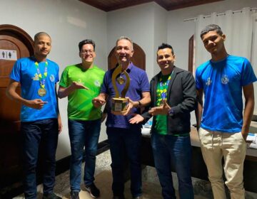 Campeões brasileiros de vôlei apresentam troféu em Macapá