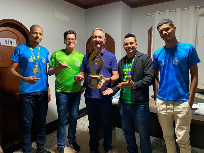 Campeões brasileiros de vôlei apresentam troféu em Macapá