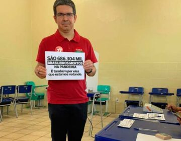 Alvo de ameaças, Randolfe dedica voto às vítimas da covid