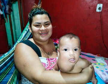 Bebê recebe R$ 20 mil em doações e tem cirurgia marcada: ‘anjos em nossas vidas’