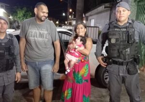 Após salvar bebê que sufocava, policiais reencontram família
