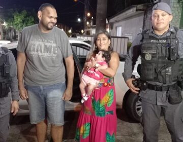 Após salvar bebê que sufocava, policiais reencontram família