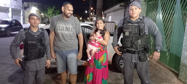 Após salvar bebê que sufocava, policiais reencontram família